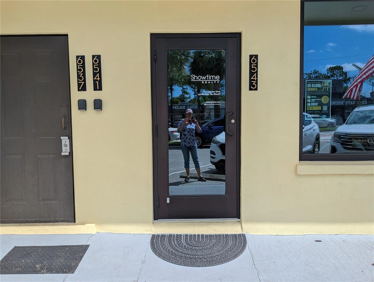 6543 B Gateway is an office space in rear of large front meeting room.