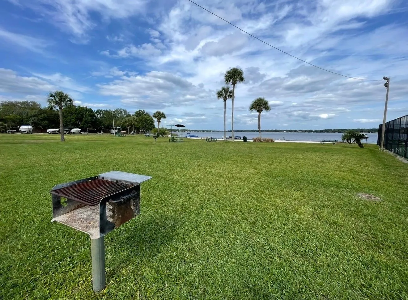 Recreation area to the lake