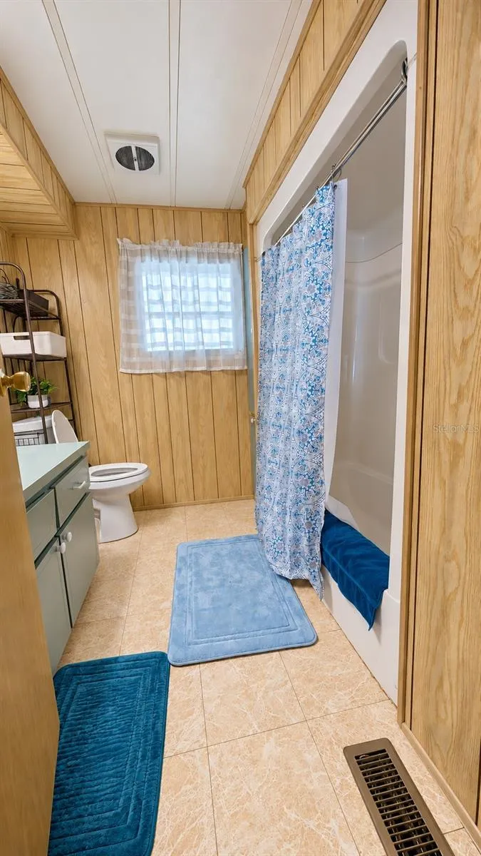 Main Bath with Tub