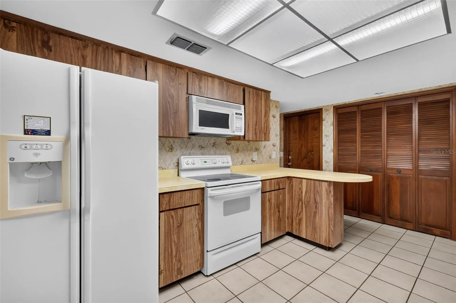 Kitchen with bar counter