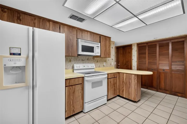 Kitchen with bar counter