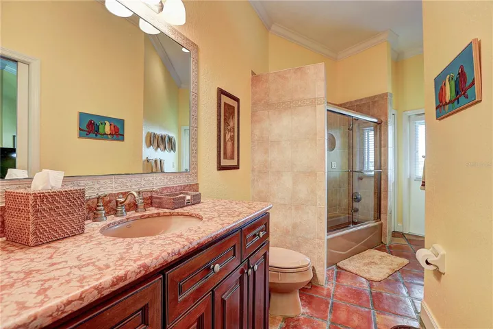 1st Floor ensuit bathroom