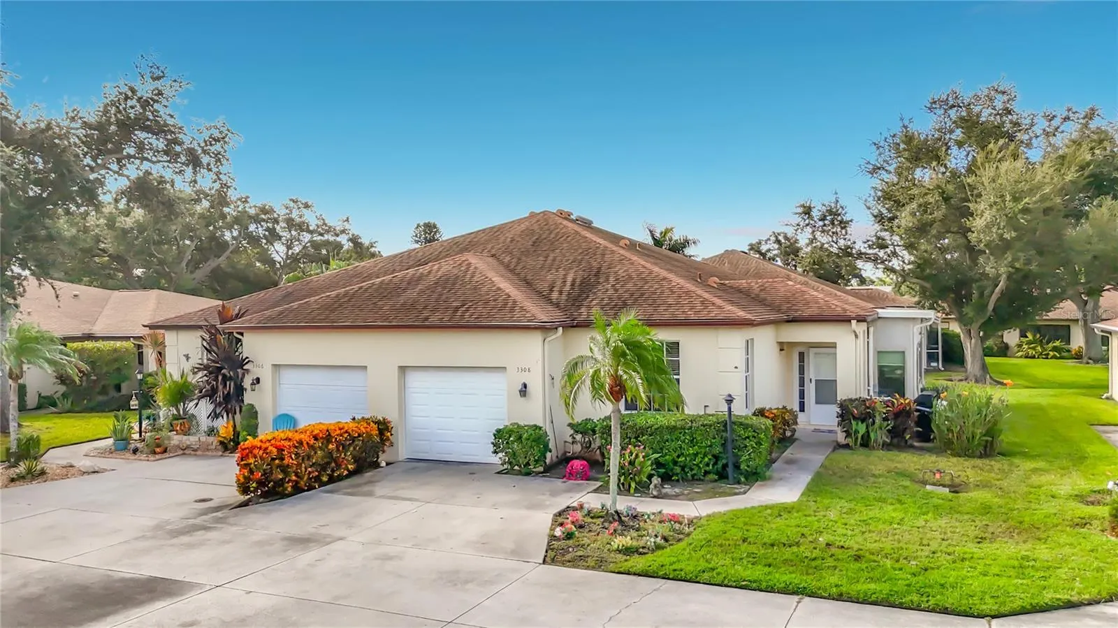 Paired maintenance-free villa (roofs included) in Vivienda II.