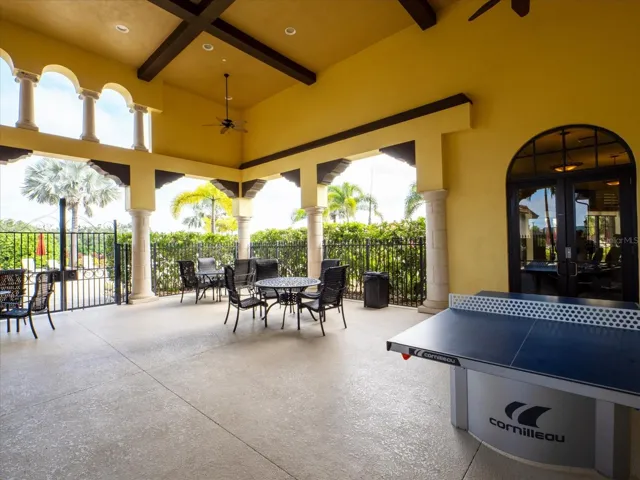 Clubhoue veranda