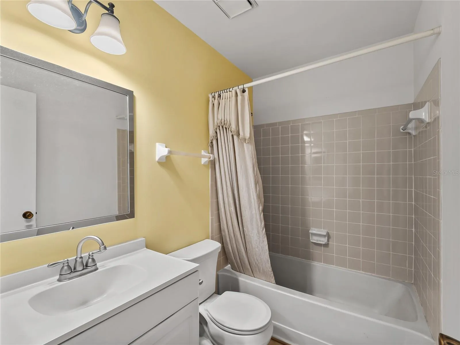 Bath_18103WindsweptAvenue_PortCharlotte_TubShower_Detail.jpg