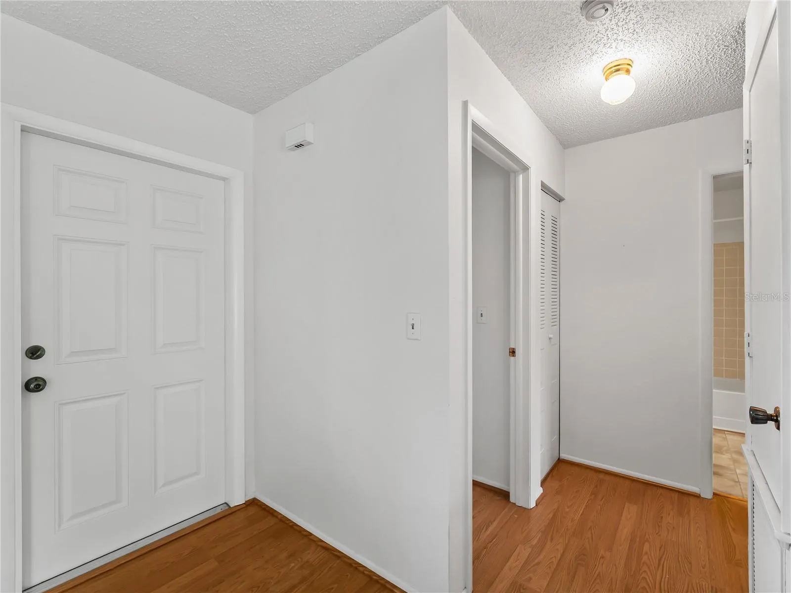 Foyer_18103WindsweptAvenue_PortCharlotte_CleanFinish_Corner.jpg