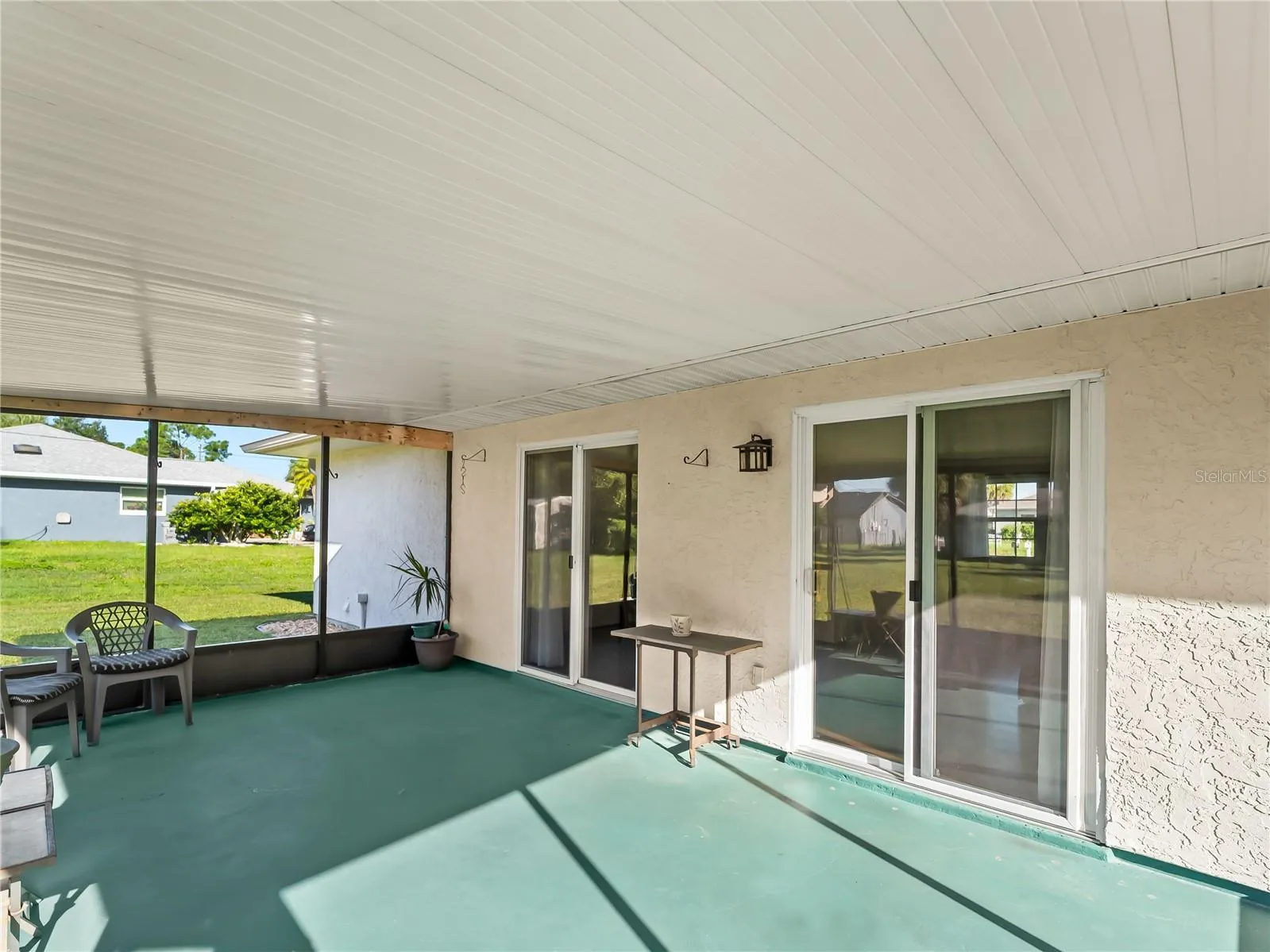 ScreenedLanai_18103WindsweptAvenue_PortCharlotte_CoveredPatio_SliderView.jpg