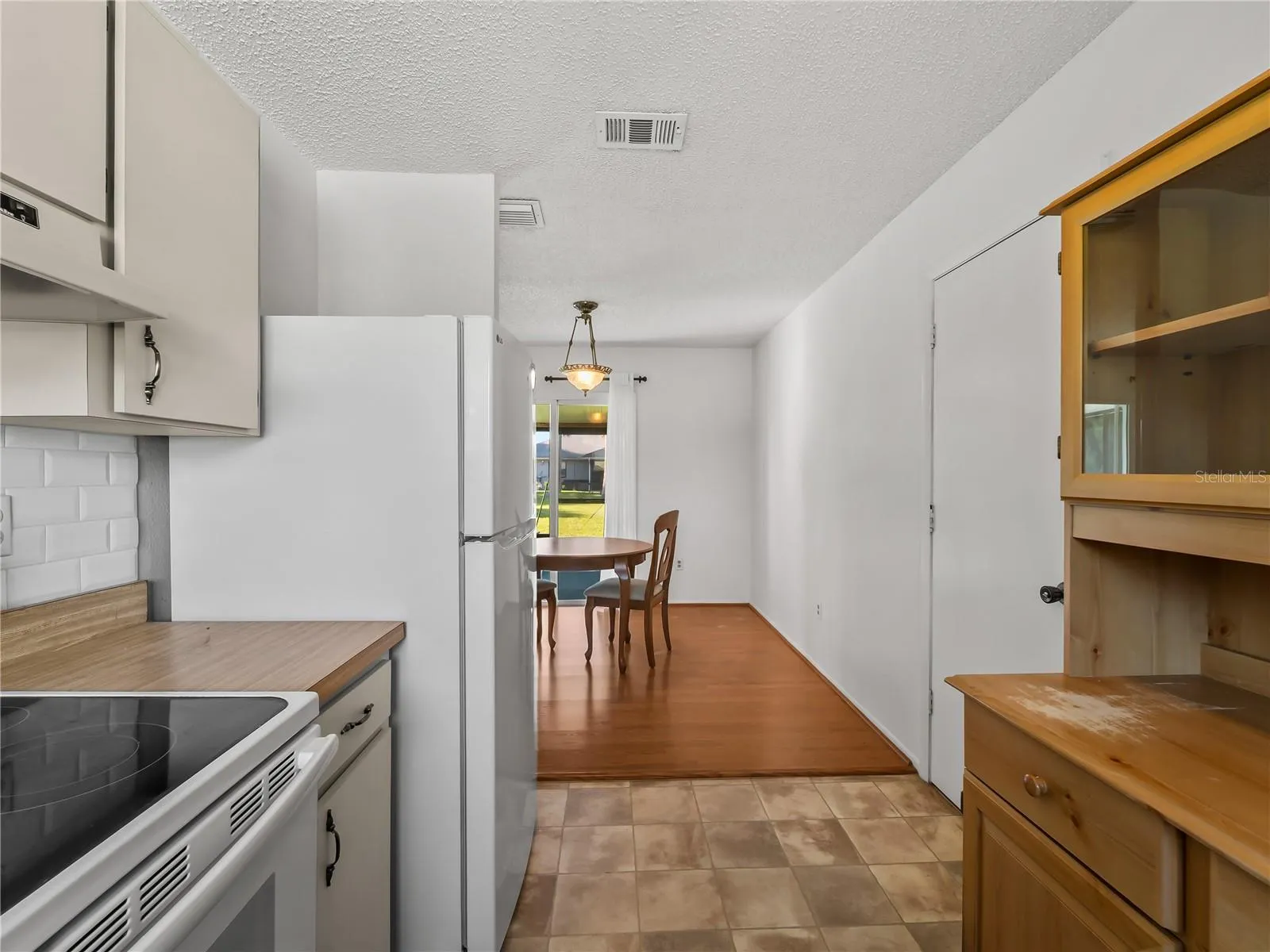 Kitchen_18103WindsweptAvenue_PortCharlotte_CleanFinish_Entry.jpg