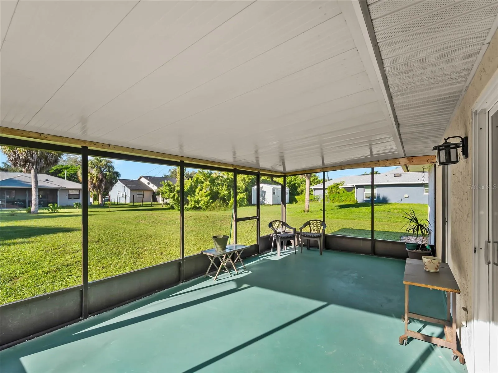 ScreenedLanai_18103WindsweptAvenue_PortCharlotte_ScreenEnclosure_Corner.jpg