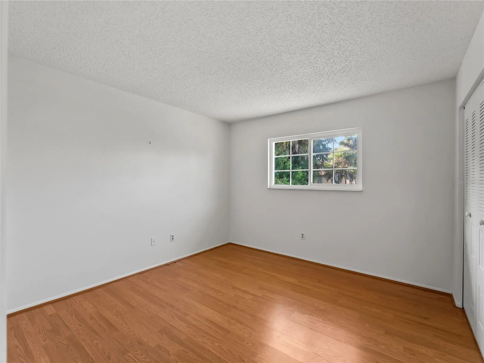 Bedroom_18103WindsweptAvenue_PortCharlotte_NaturalLight_Corner.jpg