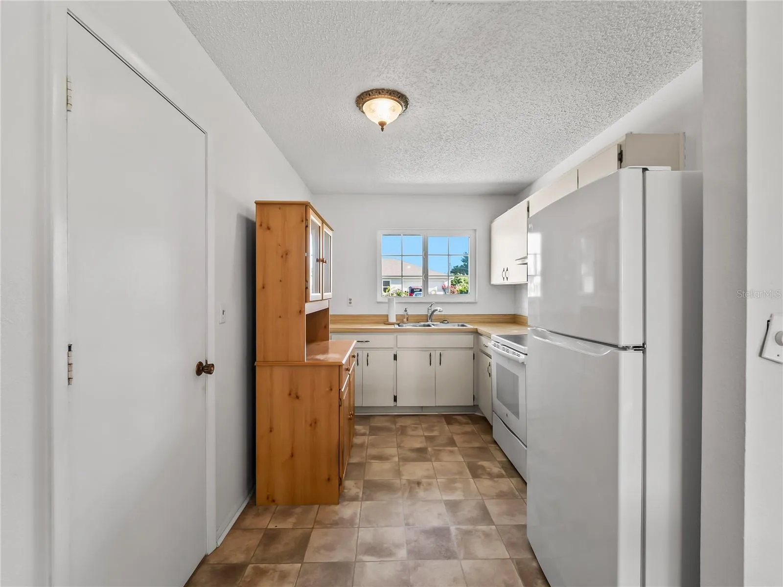 Kitchen_18103WindsweptAvenue_PortCharlotte_WhiteCabinetry_Entry.jpg