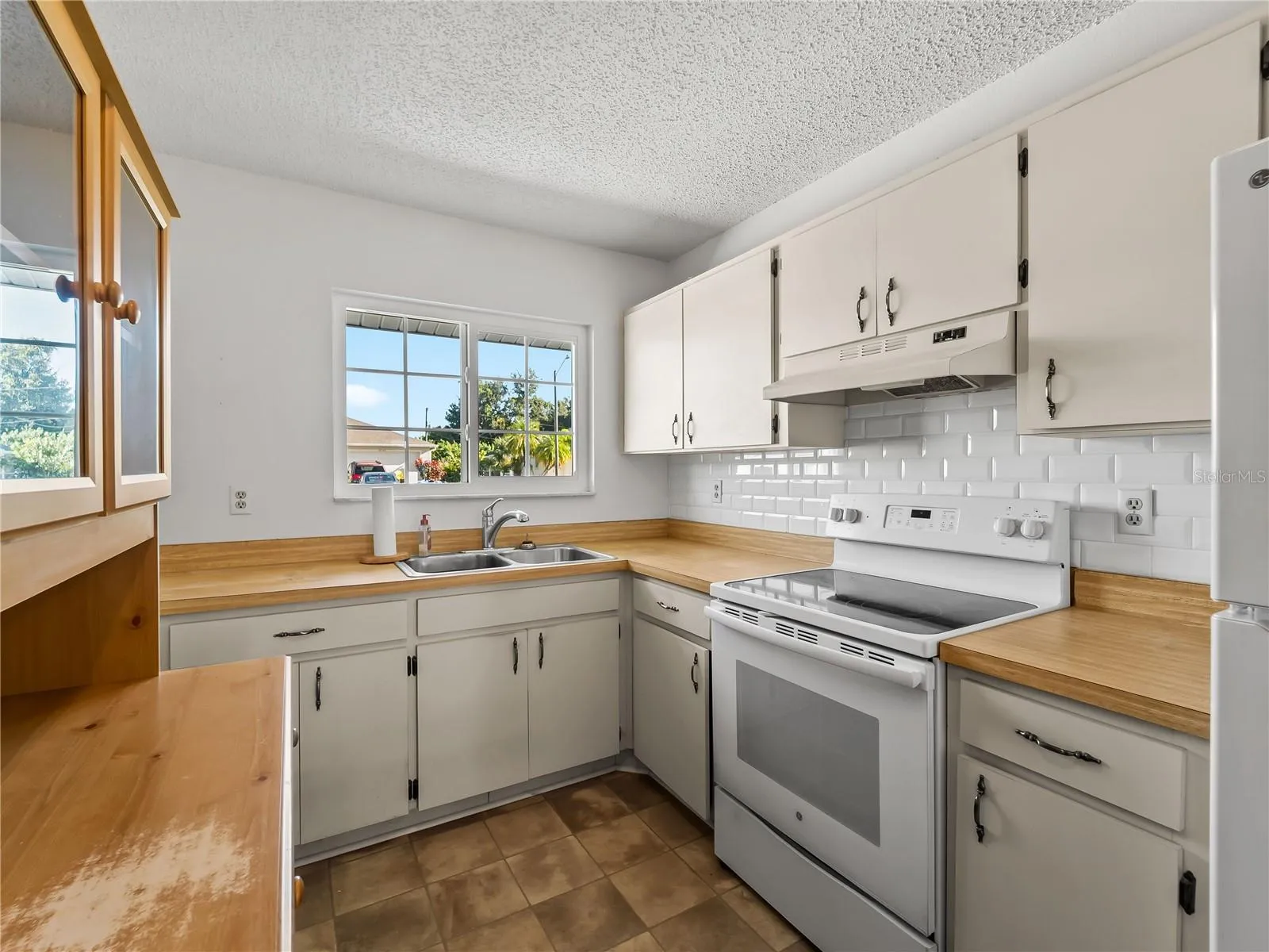Kitchen_18103WindsweptAvenue_PortCharlotte_WhiteCabinetry_WindowView.jpg