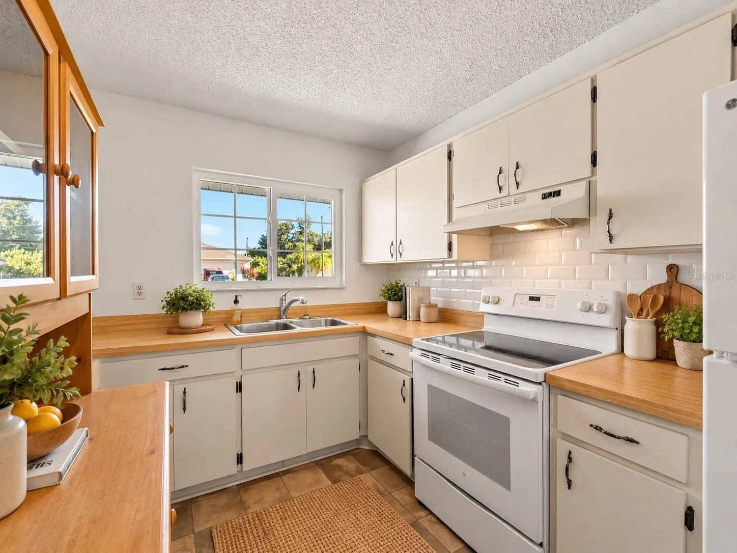Virtually_Staged_Kitchen_18103WindsweptAvenue_PortCharlotte.jpg