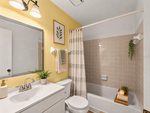 (Edited) Bath_18103WindsweptAvenue_PortCharlotte_CleanFinish_Corner.jpg