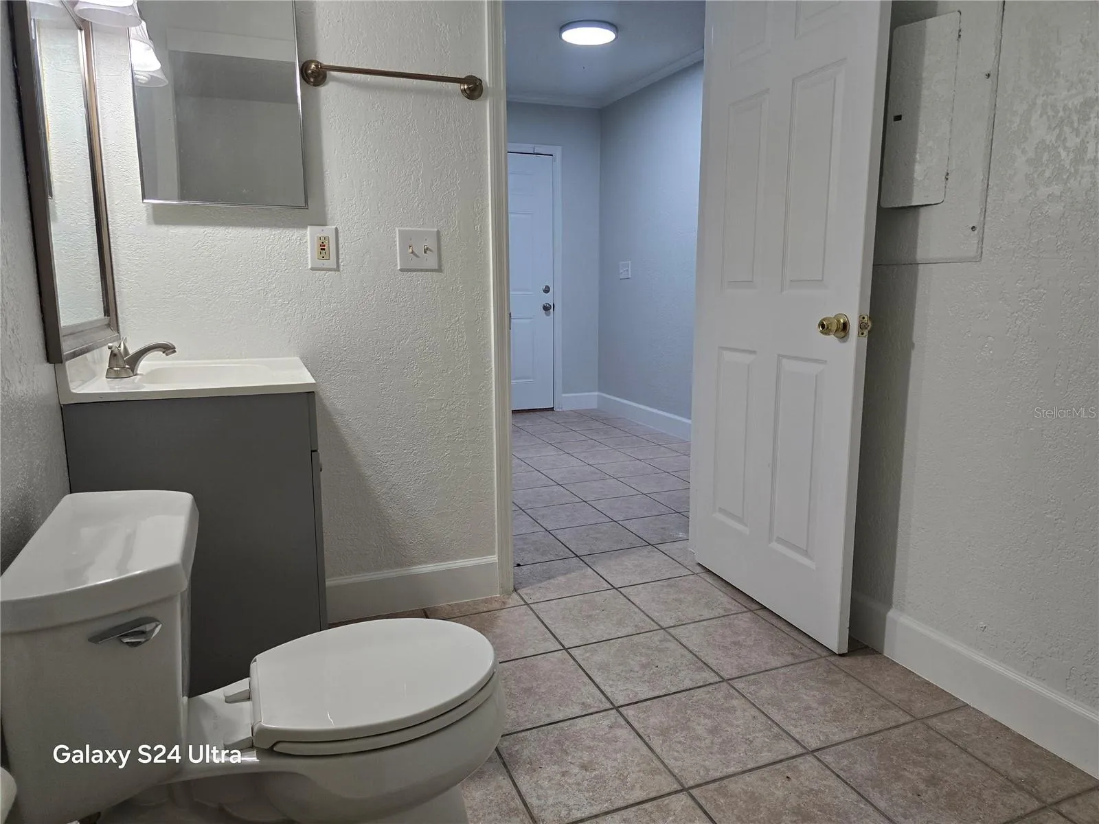 Downstairs 1/2 bathroom