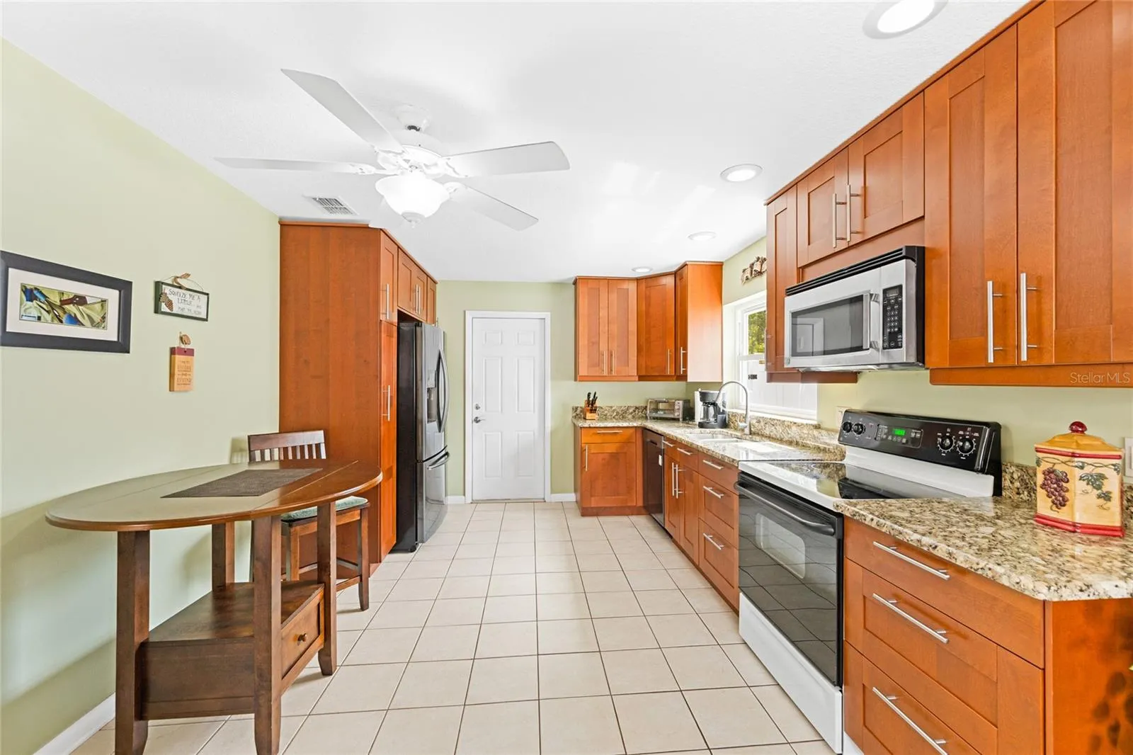 Upgraded kitchen with all appliances