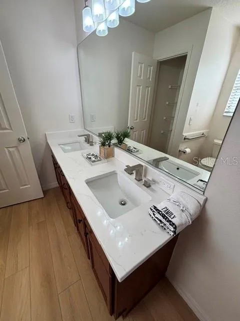 Primary ensuite bath with dual sinks