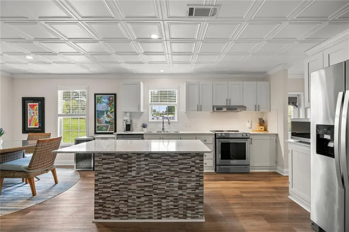 Extra large Island with Porcelain Countertops