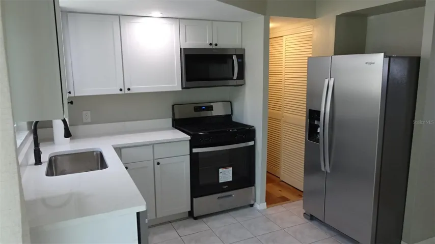 Natural gas stove. Pantry in the hallway.