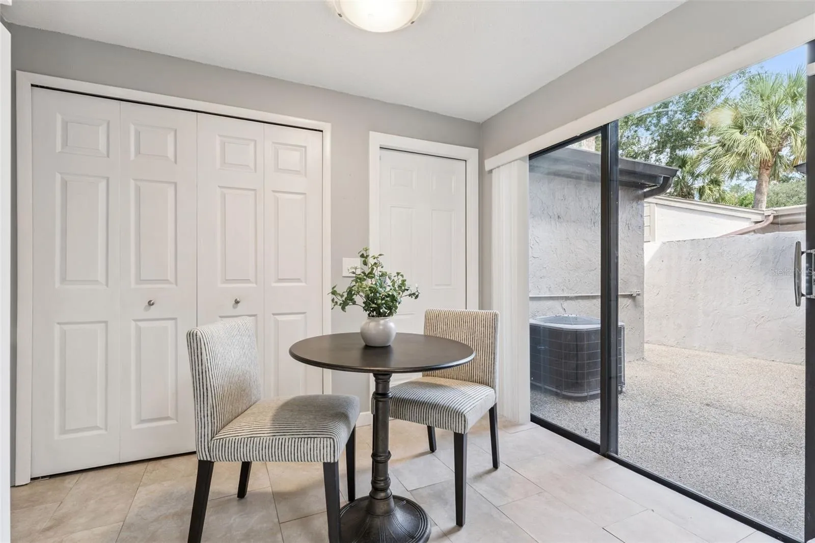 Dinette and front courtyard