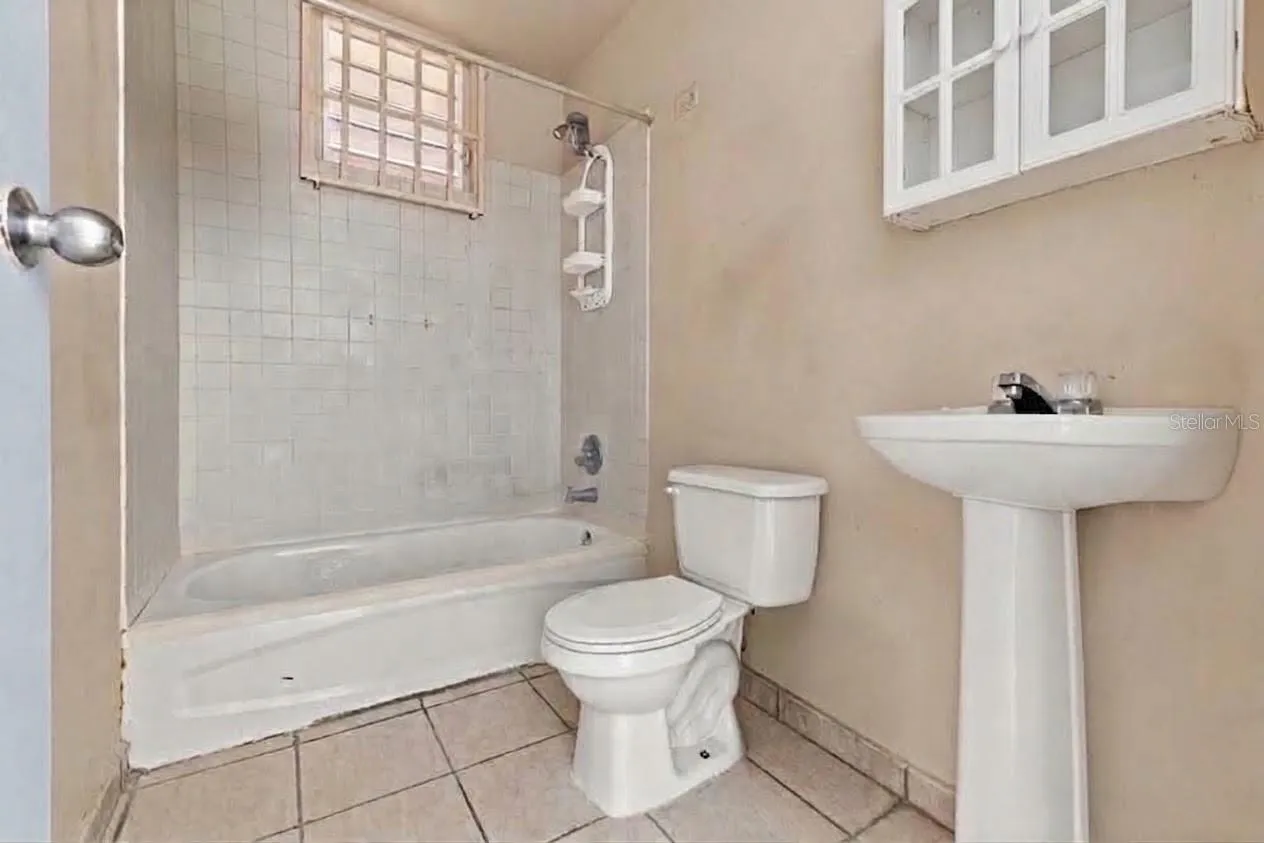 Bathroom Virtual staging, only personal items digitally removed. No permanent alterations.