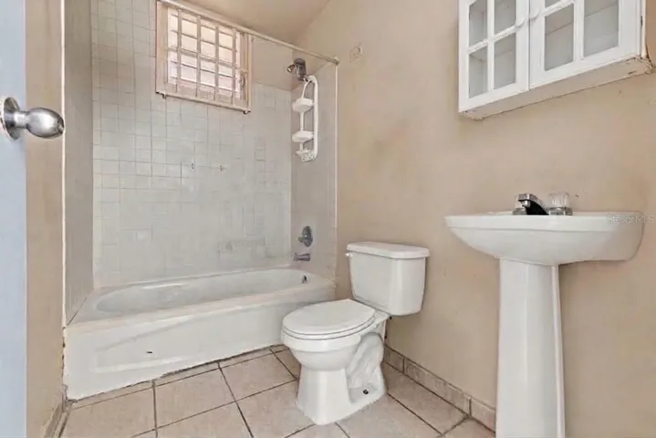 Bathroom Virtual staging, only personal items digitally removed. No permanent alterations.