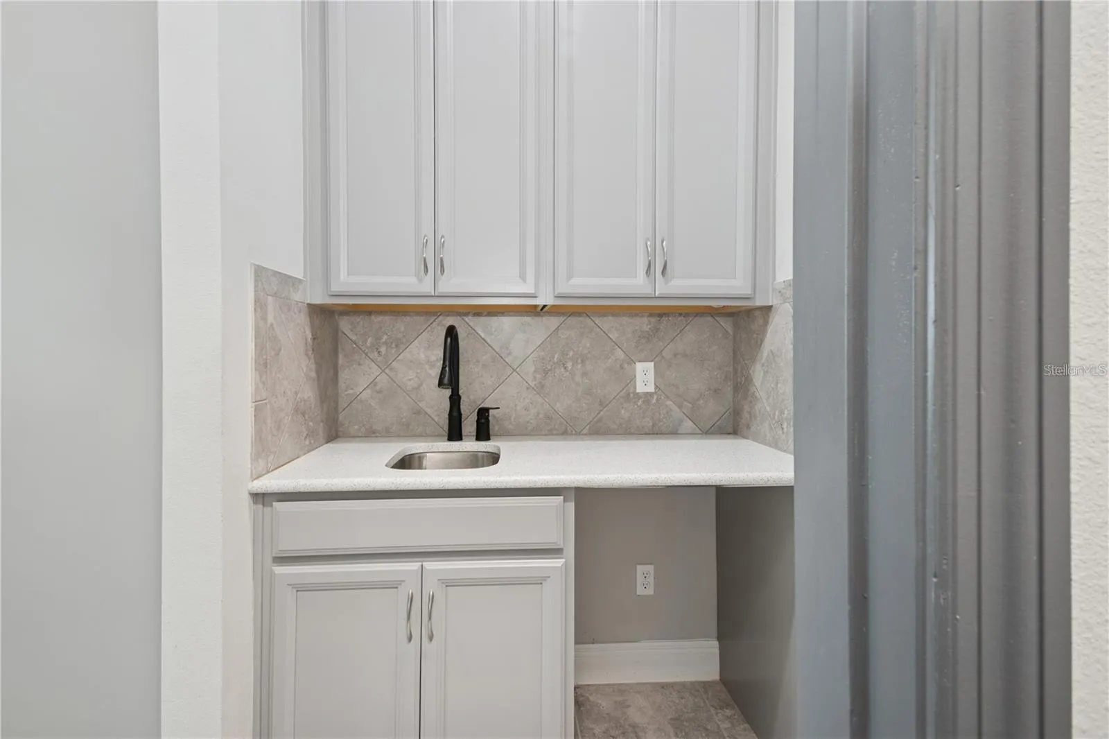 Butlers pantry/wet bar area