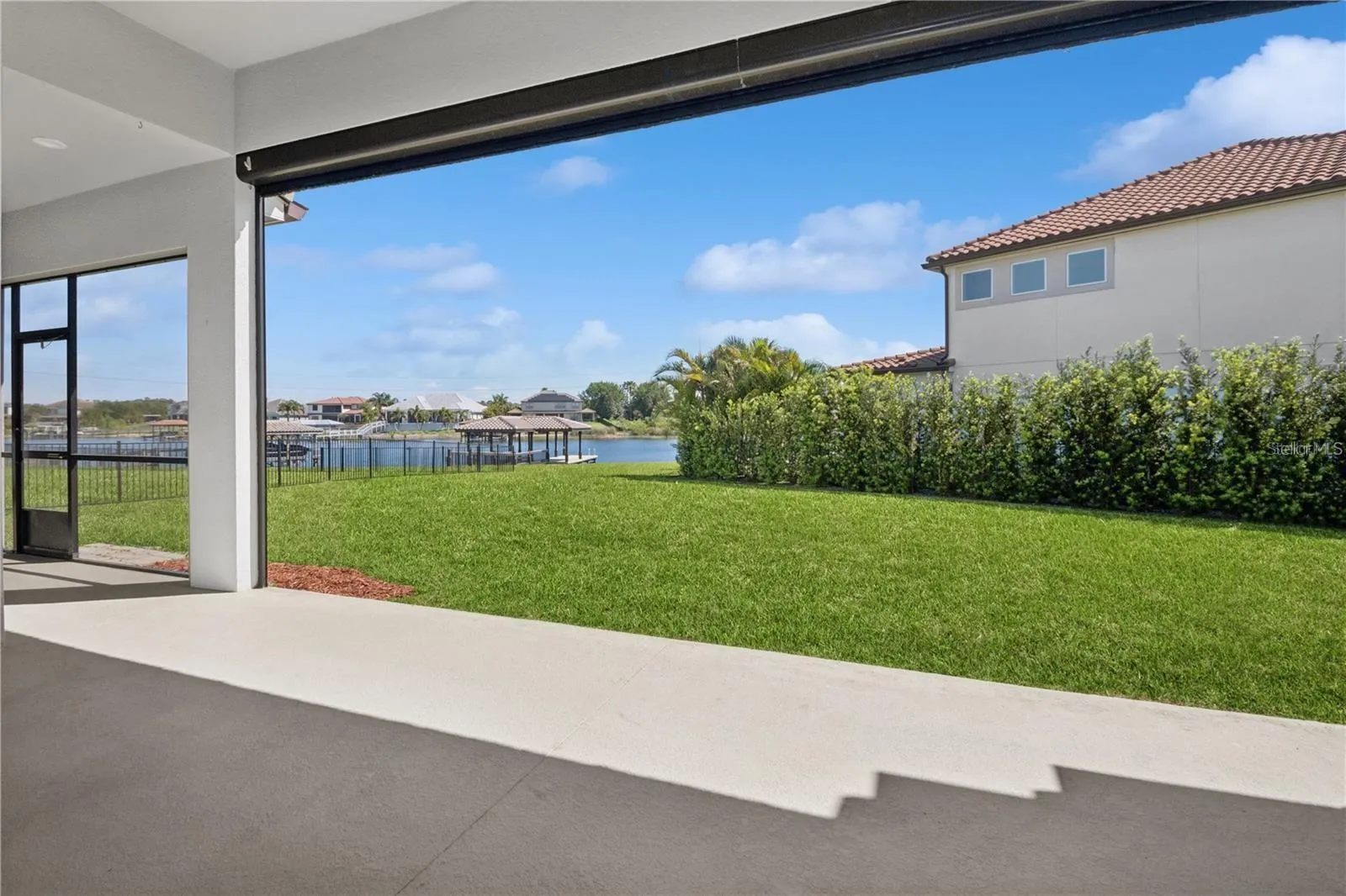 Patio has retractable screen