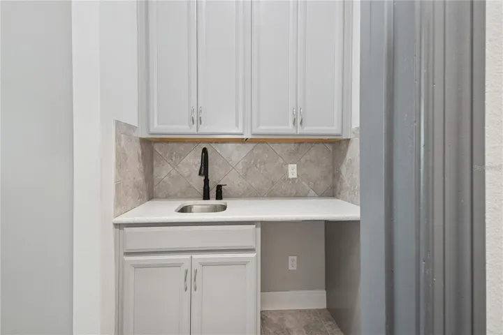 Butlers pantry/wet bar area