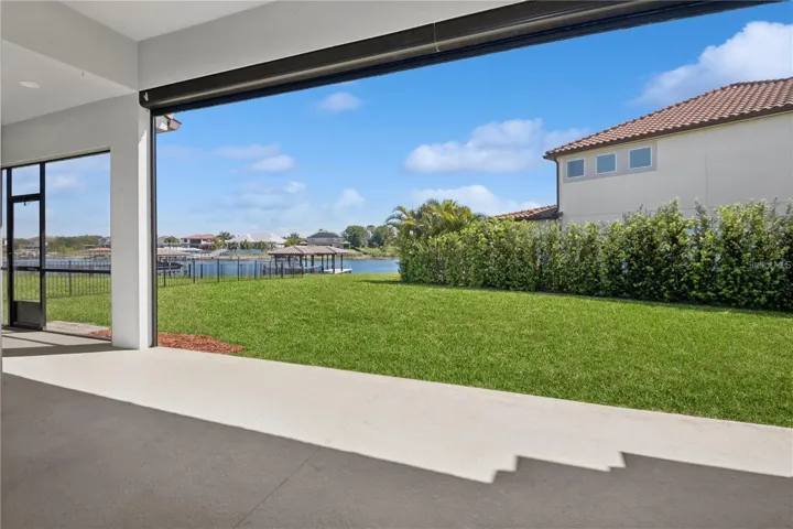 Patio has retractable screen