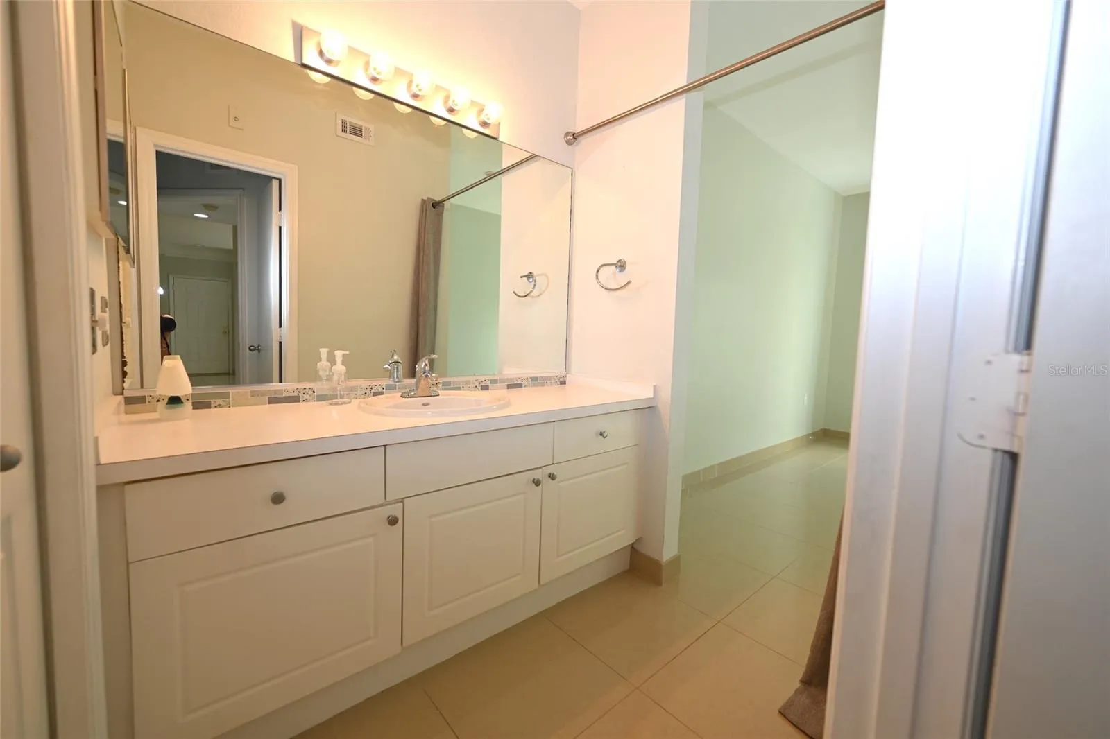 En-suite vanity