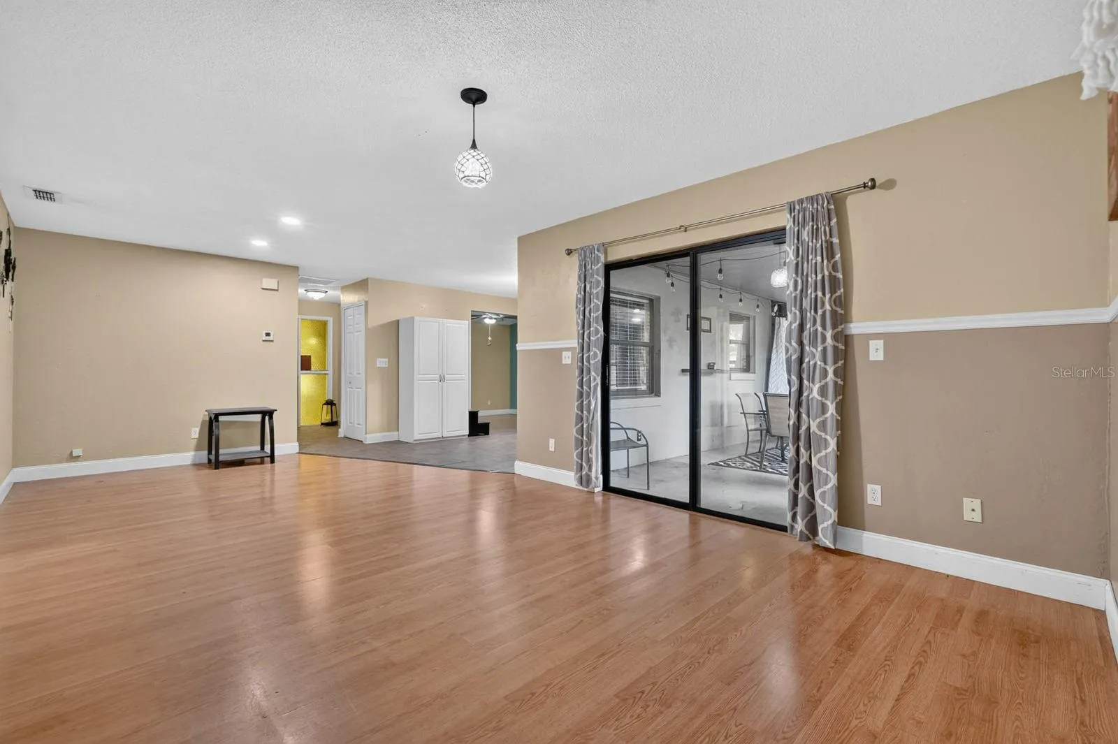 Living Area Opening to Lanai