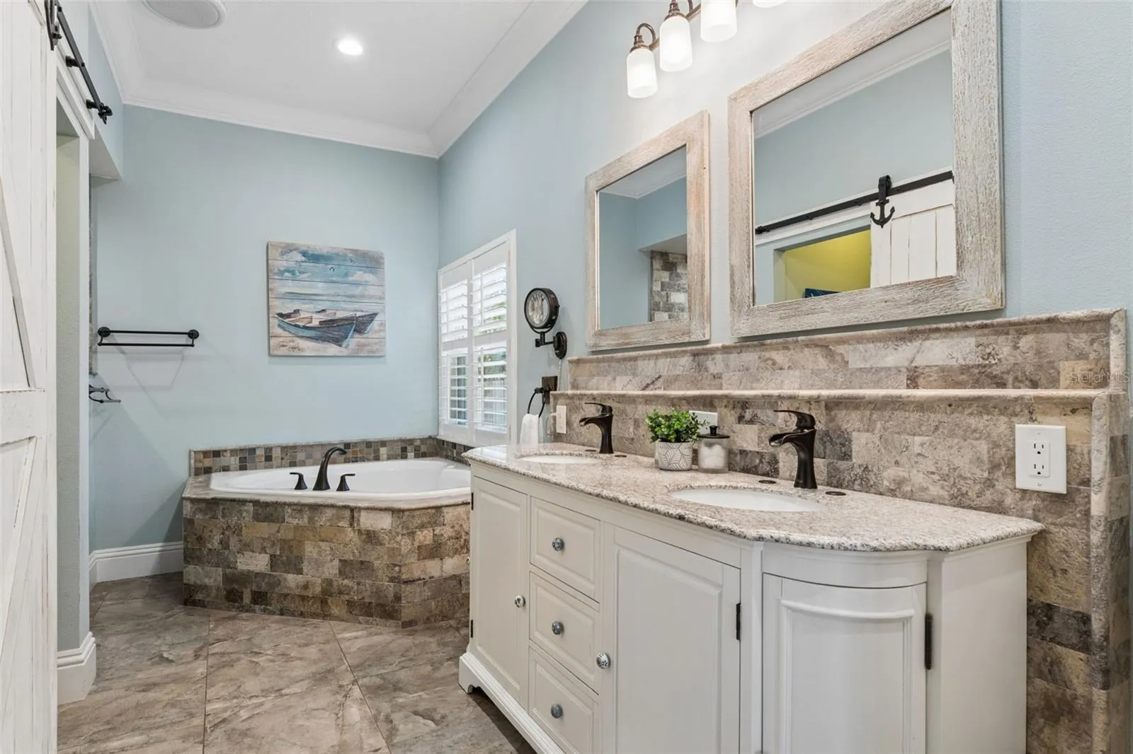 Primary en-suite bath.