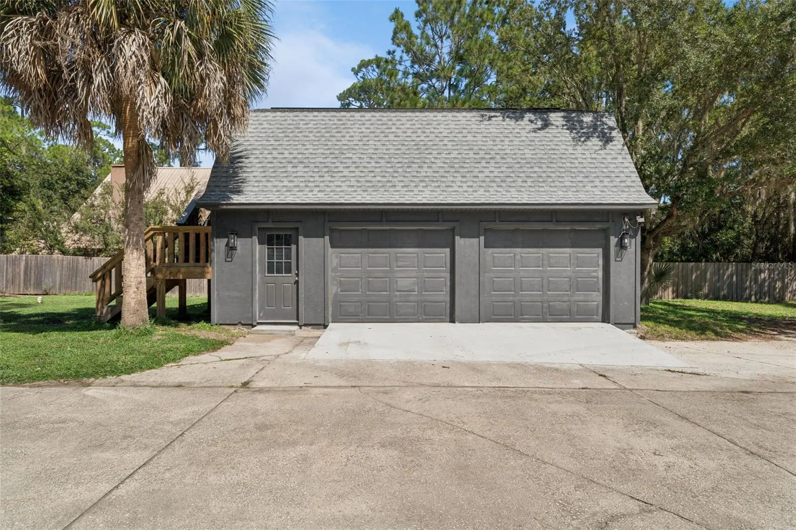 Detached Garage.