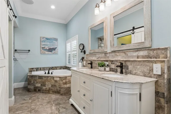 Primary en-suite bath.