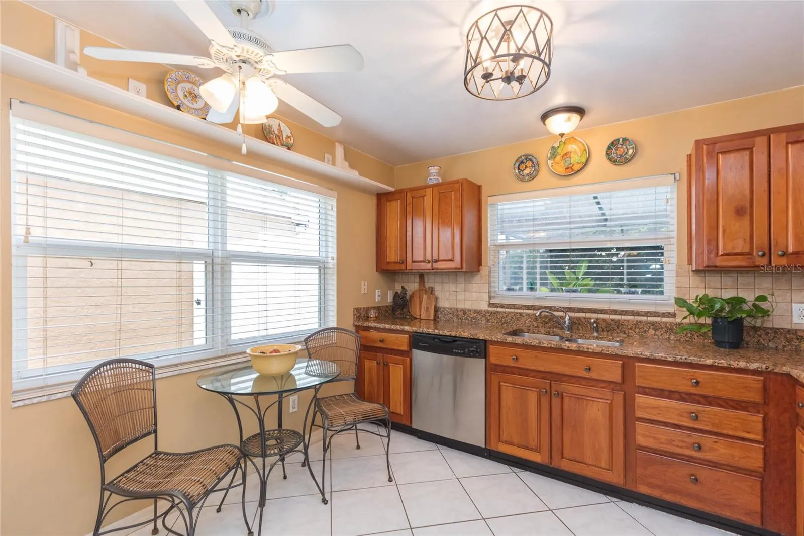Kitchen w/eat-in space