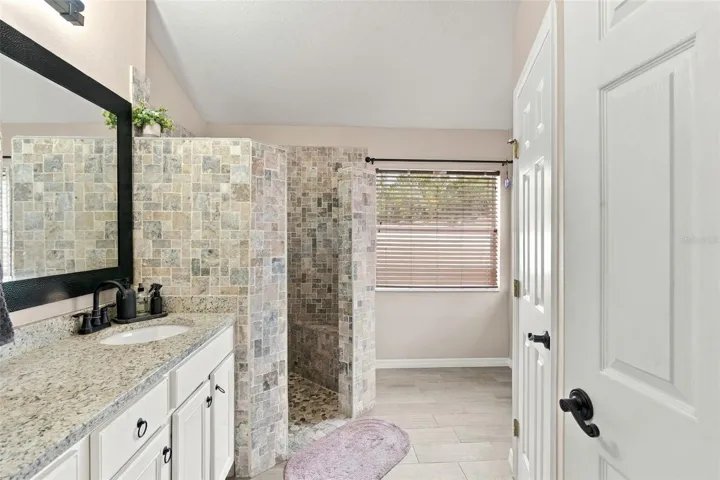 Ensuite bath with water closet at right.