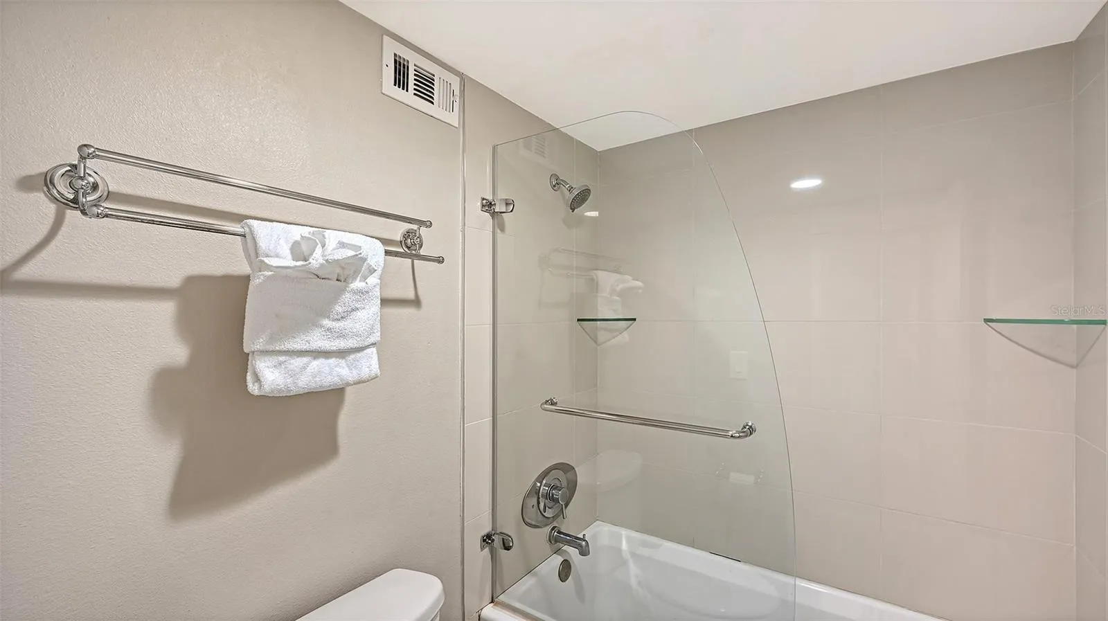 2nd bathroom with shower/tub area