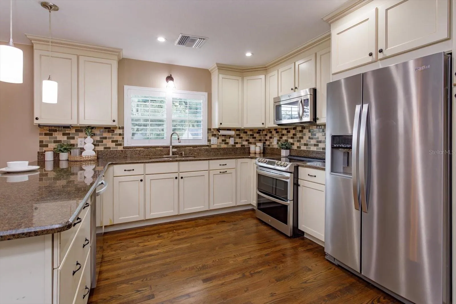 Shaker cabinets, granite counters and stainless appliances