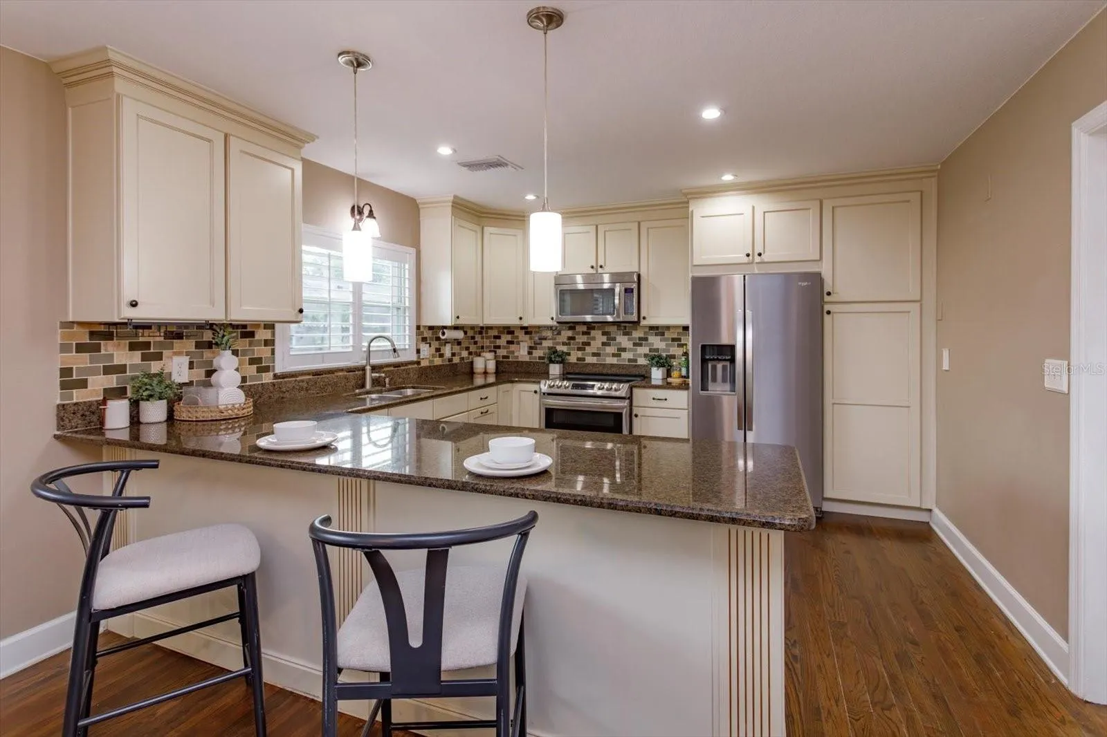 14 x 11 kitchen with breakfast bar