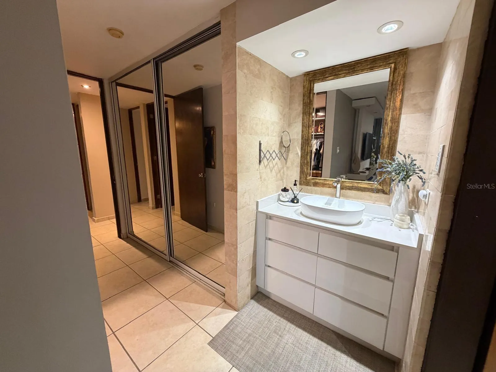 Primary Bedroom  en suite