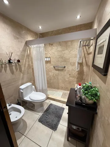 Primary bedroom en suite bathroom