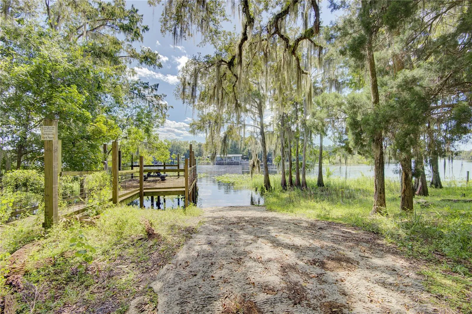 Community Boat Launch onto St Johns River