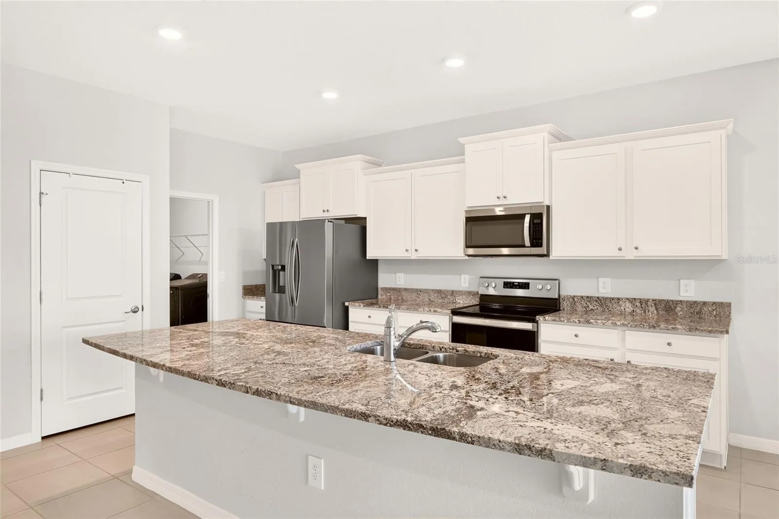 6186 SW 93rd Loop Ocala - Granite counter tops - center island