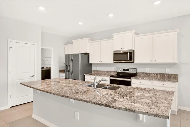 6186 SW 93rd Loop Ocala - Granite counter tops - center island