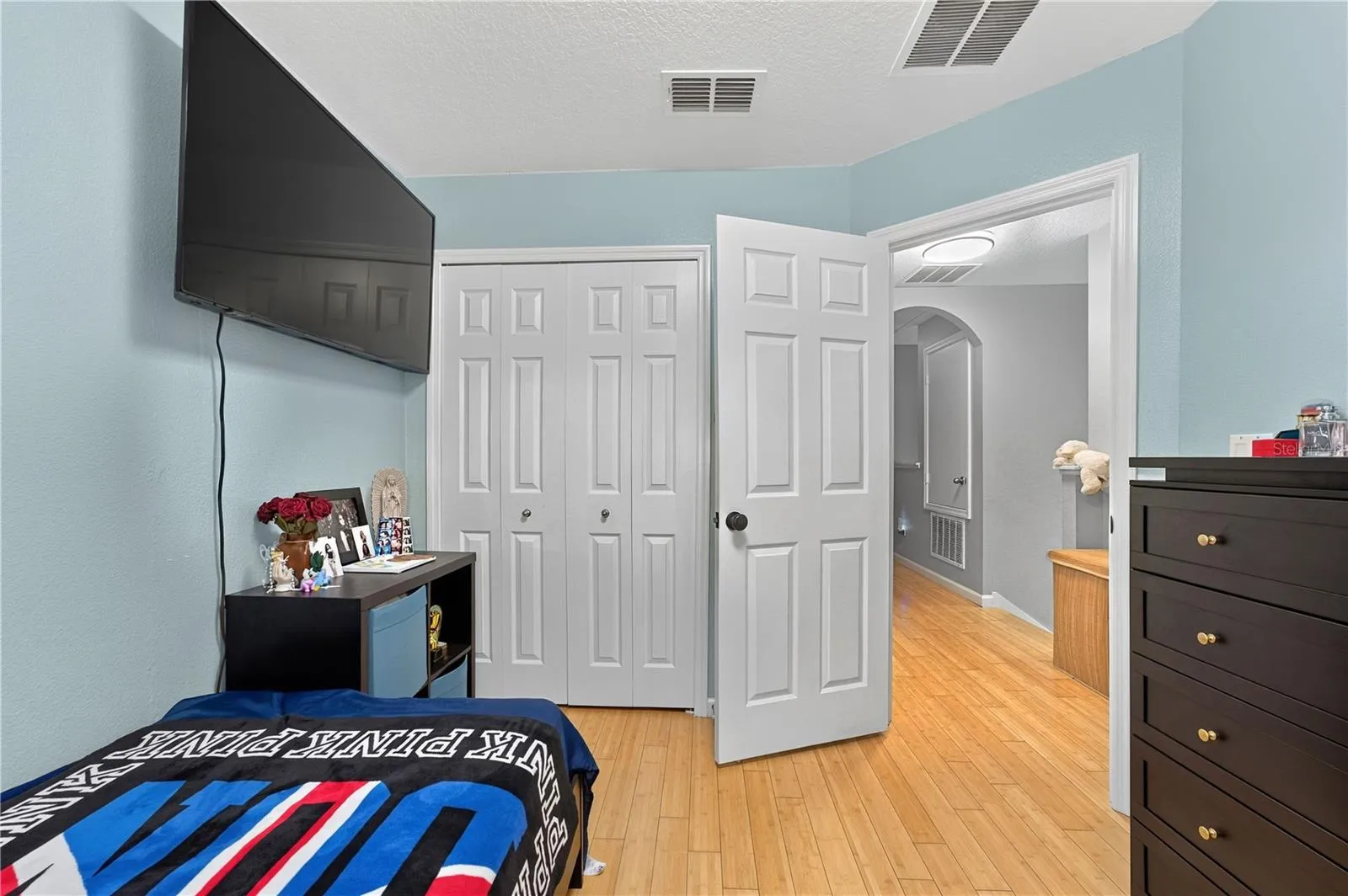 Secondary bedroom