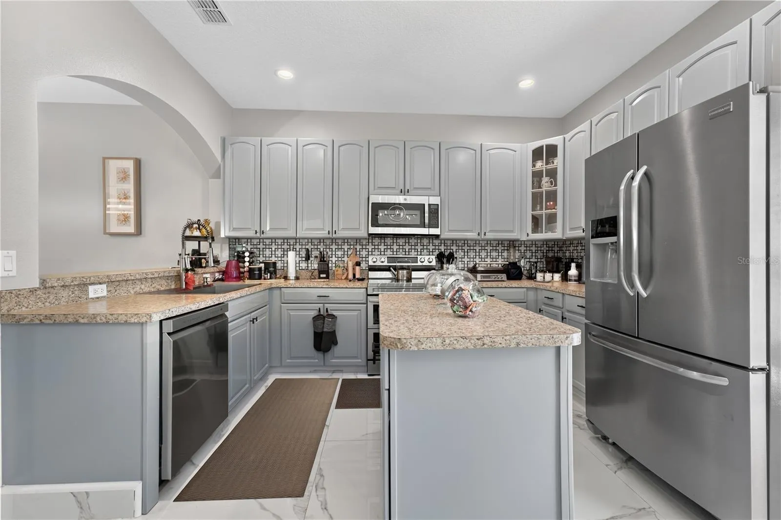 Kitchen and breakfast area