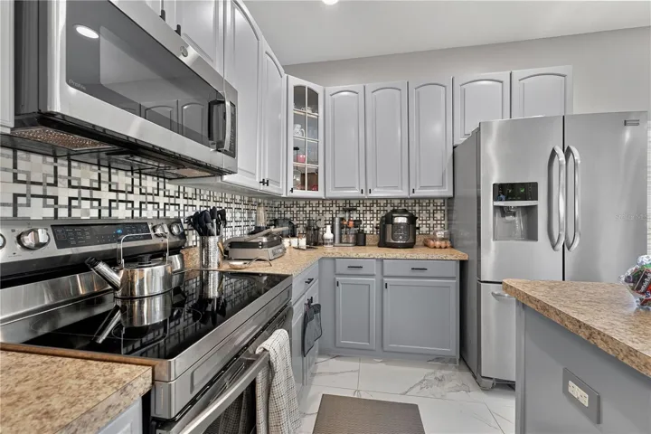 Kitchen with 42-inch cabinetry