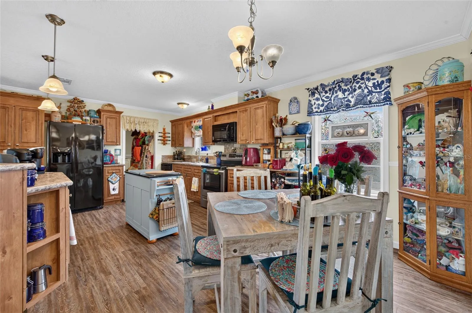 Spacious kitchen/dining area