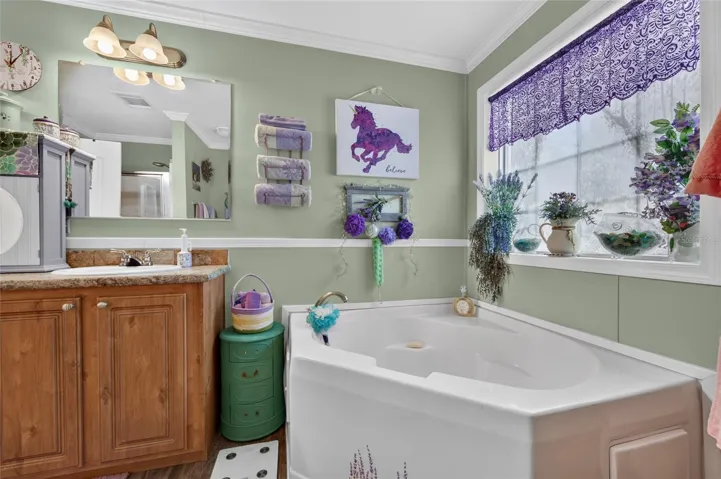 Soaking tub